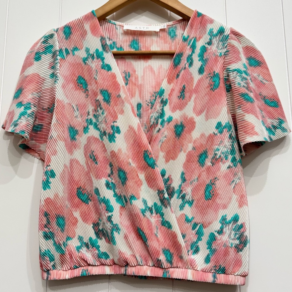 ASTR The Label Floral Flutter Sleeve Crop Faux Wrap Top Blouse Size Small Coral